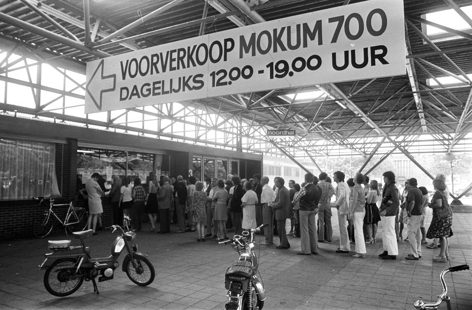 Lange rij bij de kaartverkoop, Bestanddeelnr 928-0087