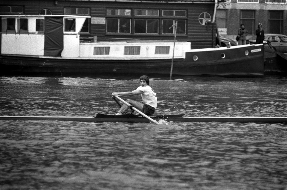 Lange afstand roeien op Amstel winnaar Bruin (Skadi) in actie, Bestanddeelnr 927-1388