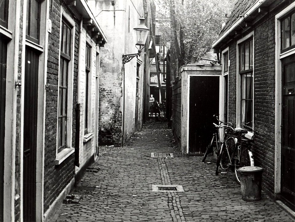 Lange Annastraat 12, de Koopallepoort, ziende naar het oosten. Aangekocht van fotograaf C. de Boer, NL-HlmNHA 54011009