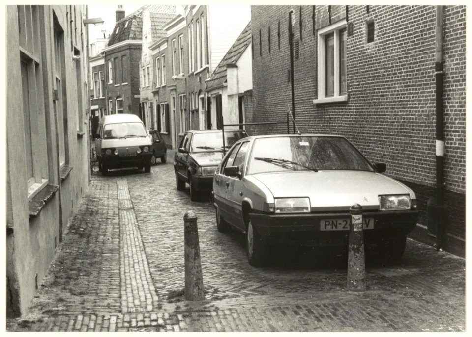 Lange Hofstraat, ziende vanuit de Kleine Houtstraat naar het oosten. NL-HlmNHA 54031469