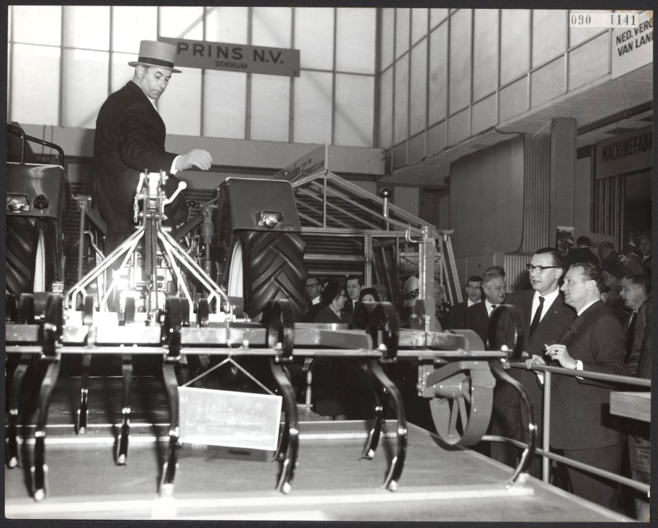Landbouwwerktuigen, tentoonstellingen, openingen, Bakker G De, Faber U A, Bestanddeelnr 090-1141