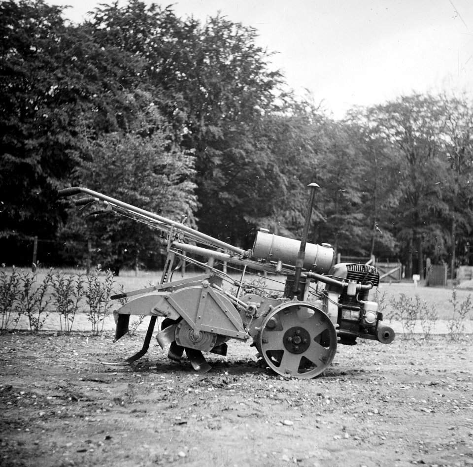 Landbouwwerktuigen, landbouwmachines, rotary hoes grondfrees, Bestanddeelnr 194-1367