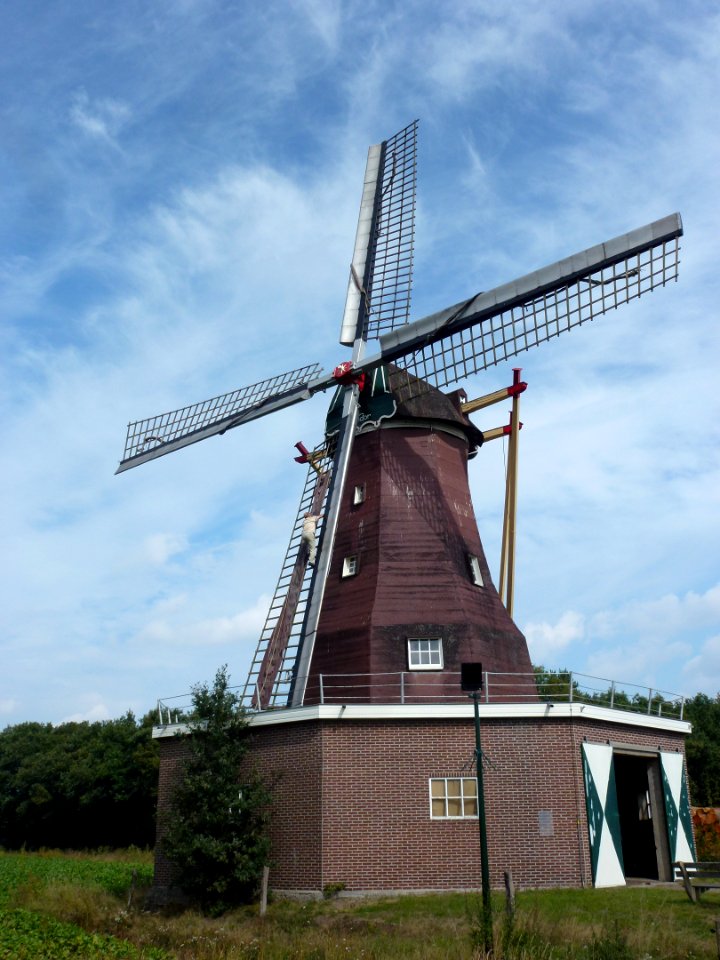 Landerd, 't Oventje, molen Sint Victor het wiekenzeil aanbrengen 01