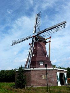 Landerd, 't Oventje, molen Sint Victor het wiekenzeil aanbrengen 01