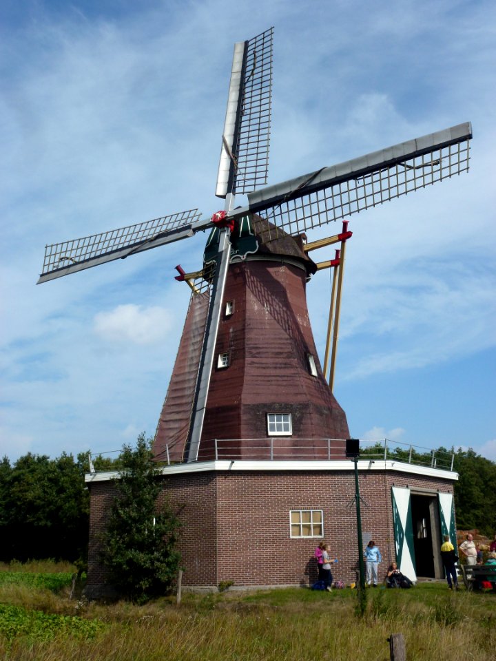 Landerd, 't Oventje, molen Sint Victor het wiekenzeil aanbrengen 05