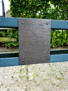 Landerd, 't Oventje, geknakte lantaarnpaal, stormramp aug 1925 (plaquette 2)