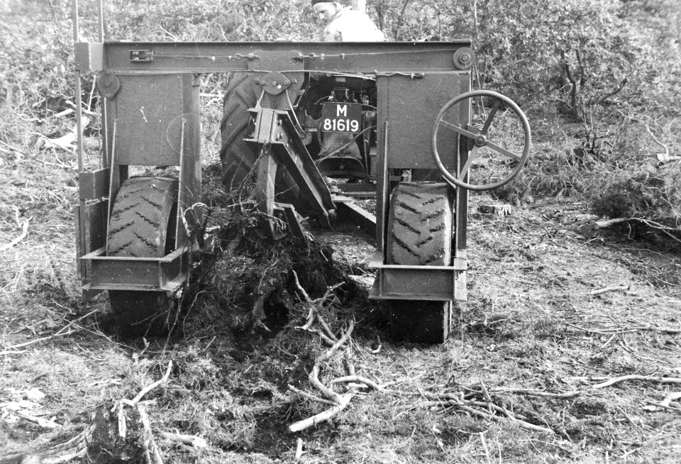 Landbouwwerktuigen, landbouwmachines, stobbentrekker, Bestanddeelnr 195-0002