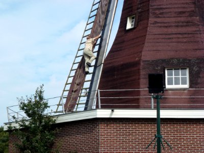 Landerd, 't Oventje, molen Sint Victor het wiekenzeil aanbrengen 04