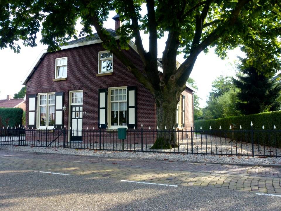 Landerd, Reek woonhuis Mgr. Borretstraat 37 (02)
