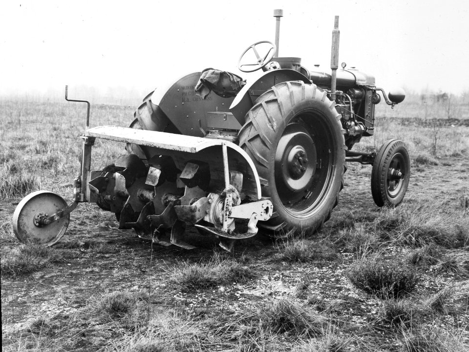 Landbouwwerktuigen, landbouwmachines, grondfrees, tractor rotary hoe, Bestanddeelnr 194-1378