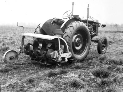 Landbouwwerktuigen, landbouwmachines, grondfrees, tractor rotary hoe, Bestanddeelnr 194-1378 photo
