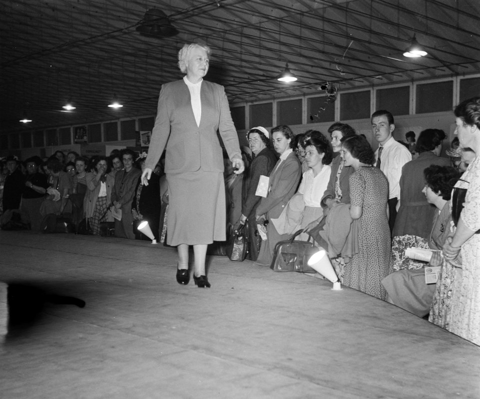 Landbouwtentoonstelling Utrecht vrouwen-modeshow, Bestanddeelnr 905-0885