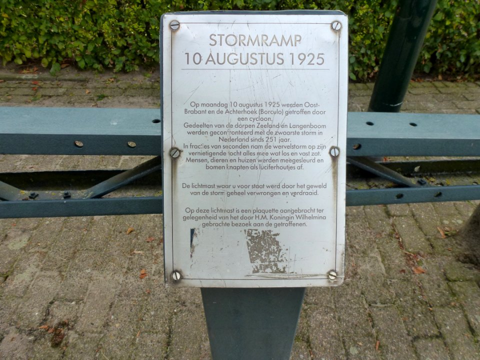 Landerd, 't Oventje, geknakte lantaarnpaal, stormramp aug 1925 (plaquette 1)