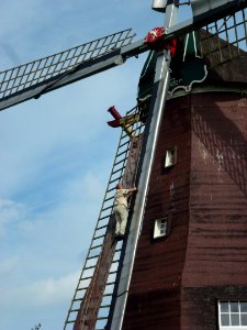 Landerd, 't Oventje, molen Sint Victor het wiekenzeil aanbrengen 03