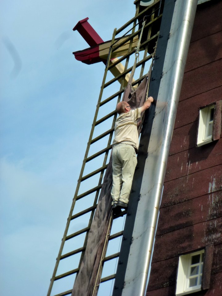 Landerd, 't Oventje, molen Sint Victor het wiekenzeil aanbrengen 02