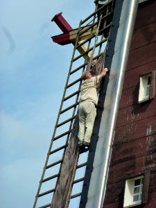 Landerd, 't Oventje, molen Sint Victor het wiekenzeil aanbrengen 02
