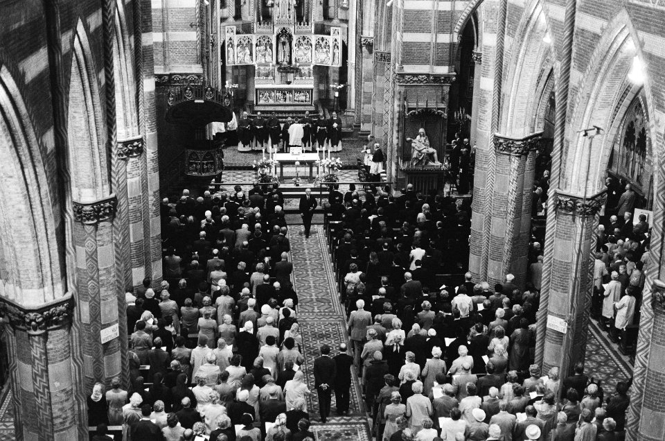 Landelijke requiemmis voor paus Paulus in Den Haag overzichten tijdens de mis, Bestanddeelnr 929-8602
