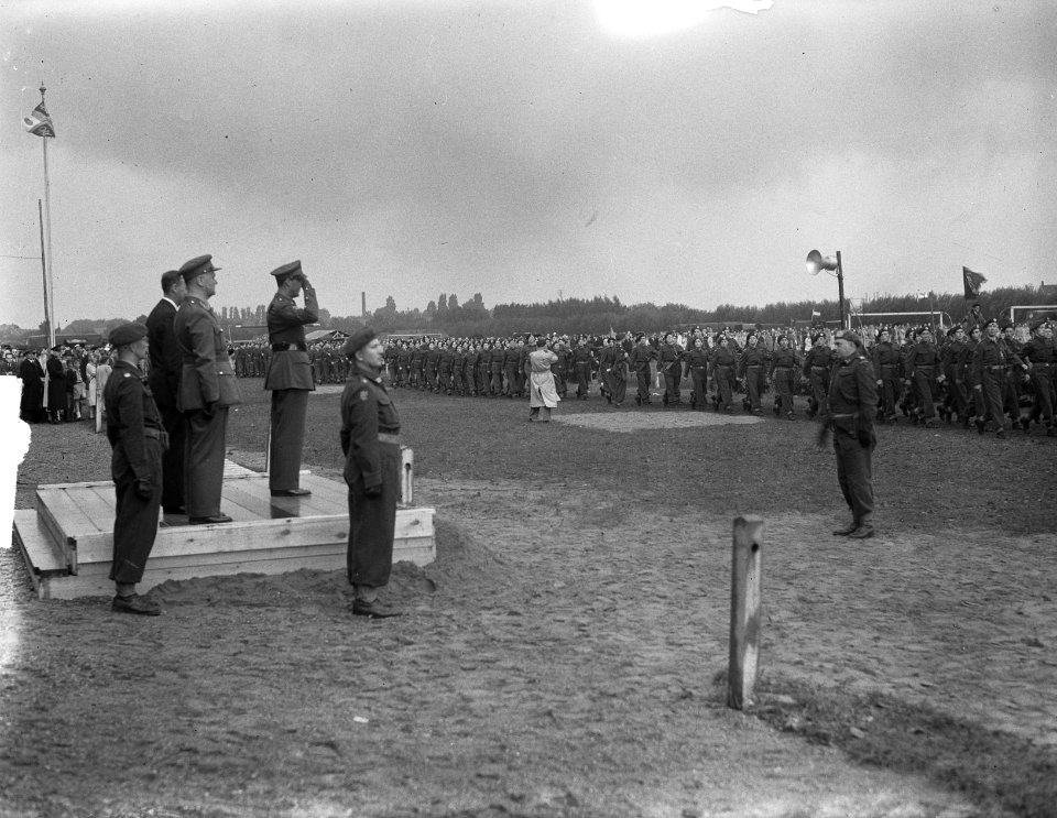 Landdag steun wettig gezag te Dordrecht defile langs Prins Bernhard en Ger Kruls, Bestanddeelnr 904-1633