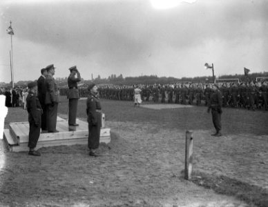 Landdag steun wettig gezag te Dordrecht defile langs Prins Bernhard en Ger Kruls, Bestanddeelnr 904-1633