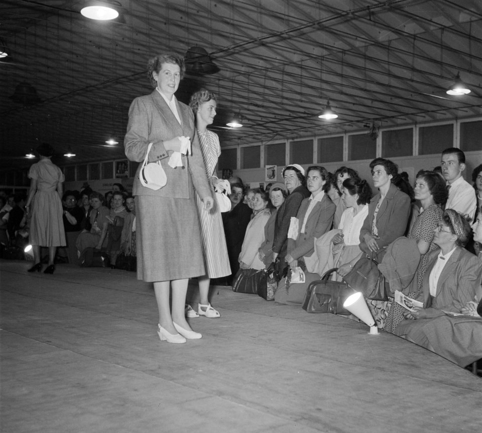 Landbouwtentoonstelling Utrecht vrouwen-modeshow, Bestanddeelnr 905-0887