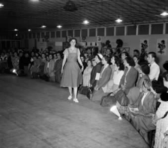Landbouwtentoonstelling Utrecht vrouwen-modeshow, Bestanddeelnr 905-0884