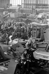 Landbouwtentoonstelling in Amsterdamse RAI overzicht tentoonstelling met meisje, Bestanddeelnr 928-3687