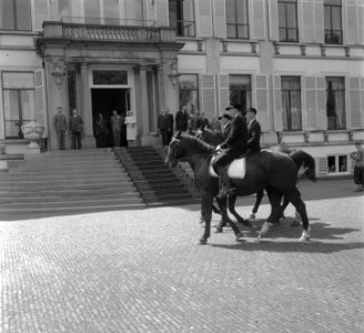 Landelijke Ruiters bieden koningin Juliana de Koningin Oorkonde aan. Defilé, Bestanddeelnr 904-5855