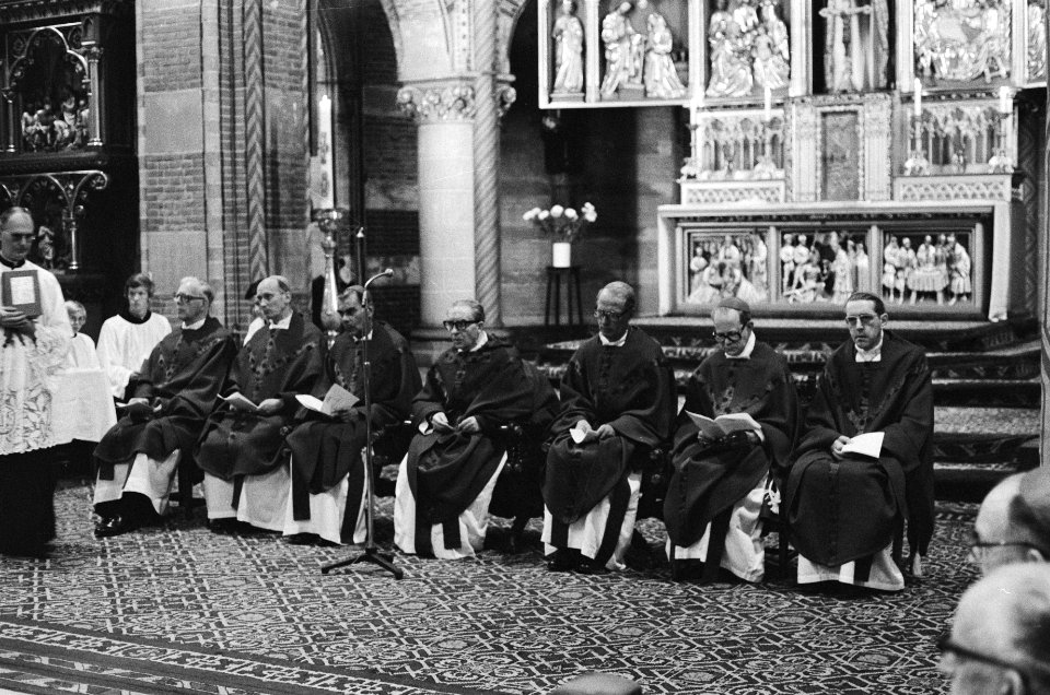 Landelijke requiemmis voor paus Paulus in Den Haag de Nederlandse bisschoppen , Bestanddeelnr 929-8601