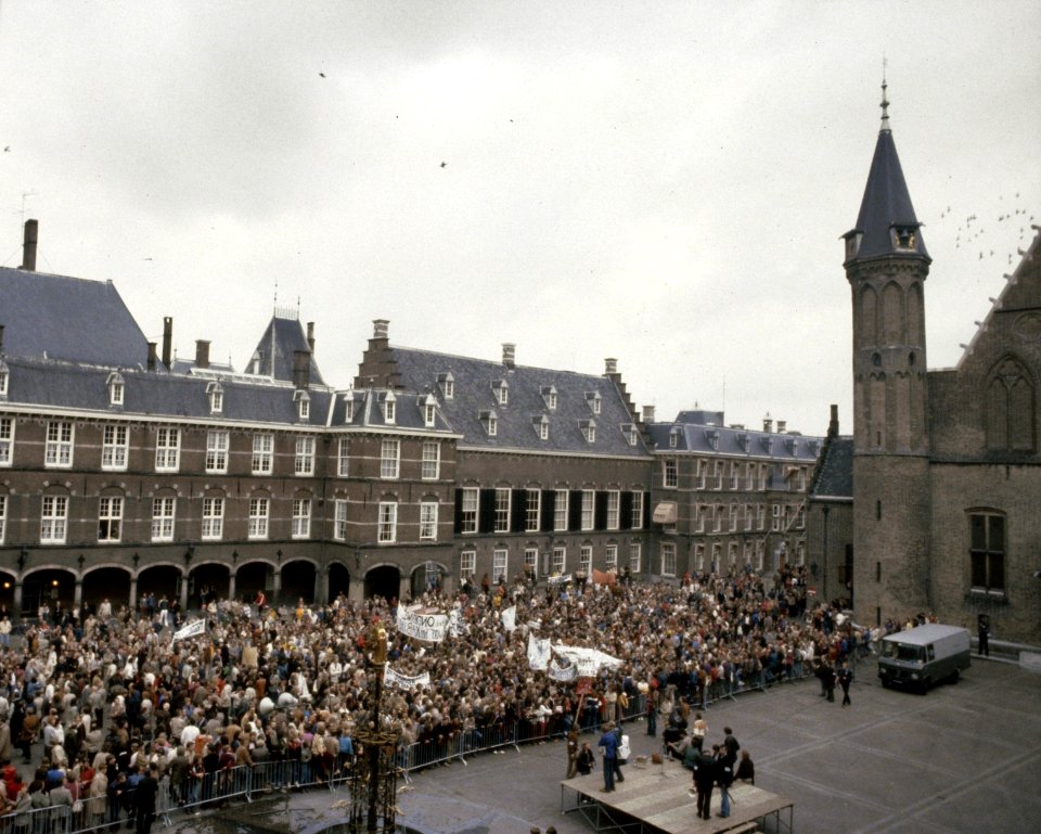 Landelijke onderwijsdem. in Den Haag tegen onderwijsbeleid (korting salarissen) , Bestanddeelnr 253-8406