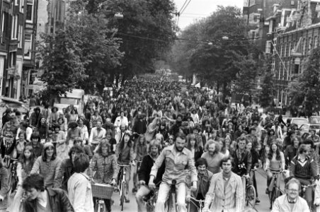 Landelijke fietsdemonstratie in Amsterdam fietsers onderweg, Bestanddeelnr 929-2098