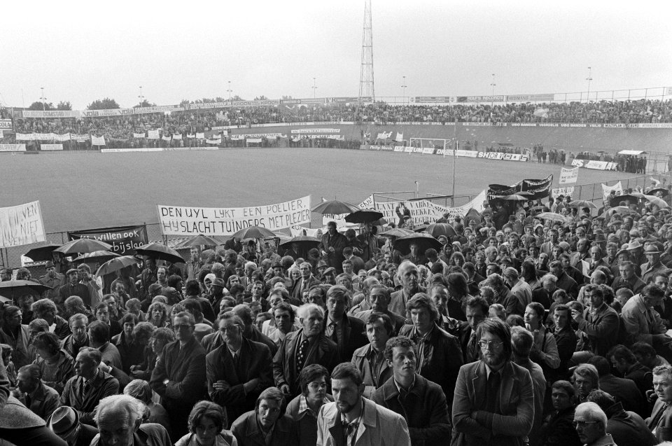 Landelijke protestbijeenkomst van boeren en tuinders in stadion Galgenwaard in U, Bestanddeelnr 927-3790