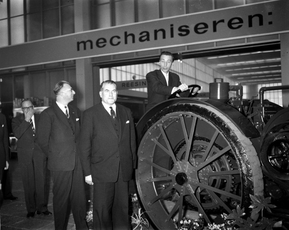Landbouwtentoonstelling in het RAI-gebouw. Mr. van t Hull , Faber en ir. Wellen, Bestanddeelnr 913-4275