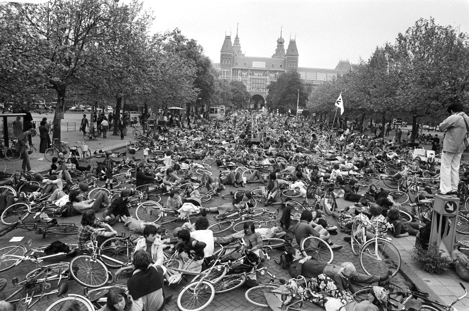 Landelijke fietsdemonstratie in Amsterdam fietsers liggen op de grond op Museum, Bestanddeelnr 929-2097