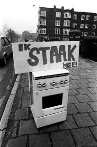 Landelijke vrouwenstakingsdag, gasfornuis op Amsterdamse Amsteldijk met bordje Ik staak mee, Bestanddeelnr 931-4041