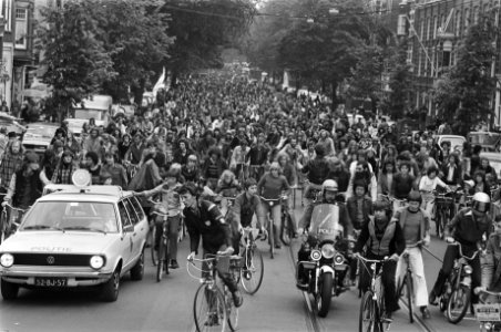 Landelijke fietsdemonstratie in Amsterdam fietsers op de Korengracht, Bestanddeelnr 929-2095