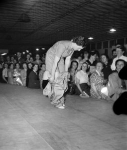 Landbouwtentoonstelling Utrecht vrouwen-modeshow, Bestanddeelnr 905-0876
