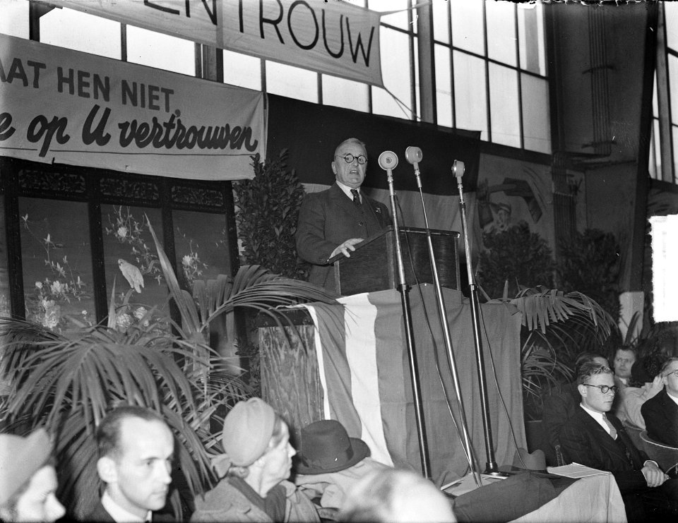 Landelijke vergaderding van de stichting Door de eeuwen trouwin de Apollohal o, Bestanddeelnr 904-2667
