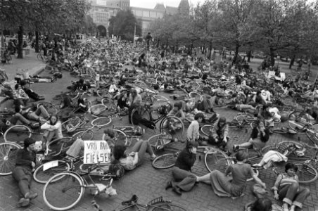 Landelijke fietsdemonstratie in Amsterdam fietsers liggen op de grond op Museum, Bestanddeelnr 929-2096
