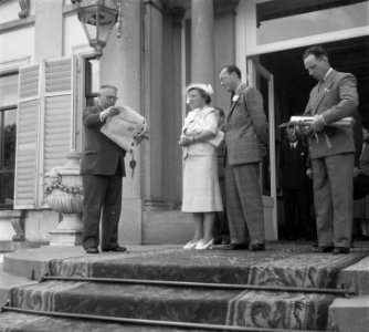 Landelijke Ruiters bieden koningin Juliana de Koningin Oorkonde aan. Op het bord, Bestanddeelnr 904-5853