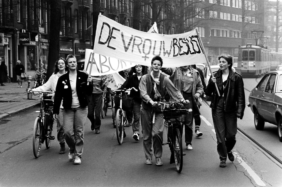 Landelijke vrouwenstakingsdag, groepje demonstranten in de Roelof Hartstraat Amsterdam, Bestanddeelnr 931-4049