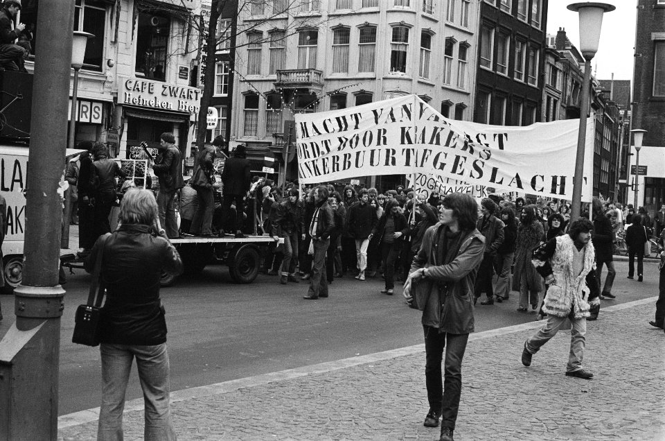 Landelijke manifestatie Anti Kraakwet in Brakkegrond Amsterdam demonstranten , Bestanddeelnr 929-5237