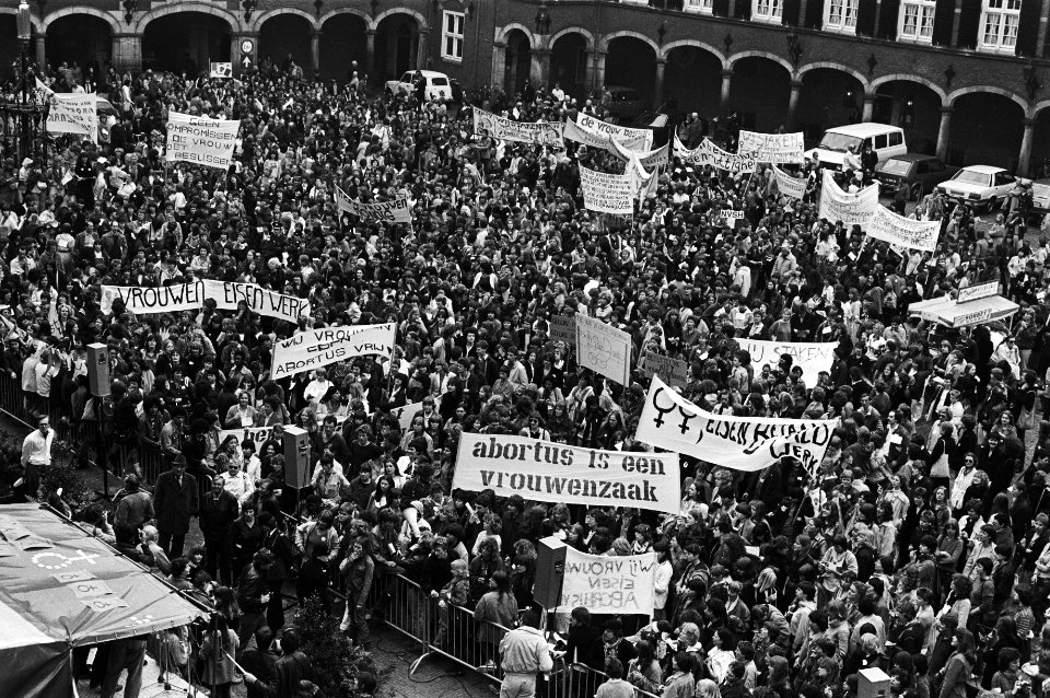 Landelijke vrouwenstakingsdag, in Den Haag werd i.v.m. landelijke vrouwenstakingsdag, dem. op Haagse Binnenhof, Bestanddeelnr 931-4033