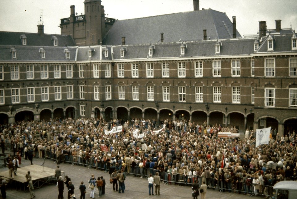 Landelijke onderwijsdem. in Den Haag tegen onderwijsbeleid (korting salarissen) , Bestanddeelnr 253-8404