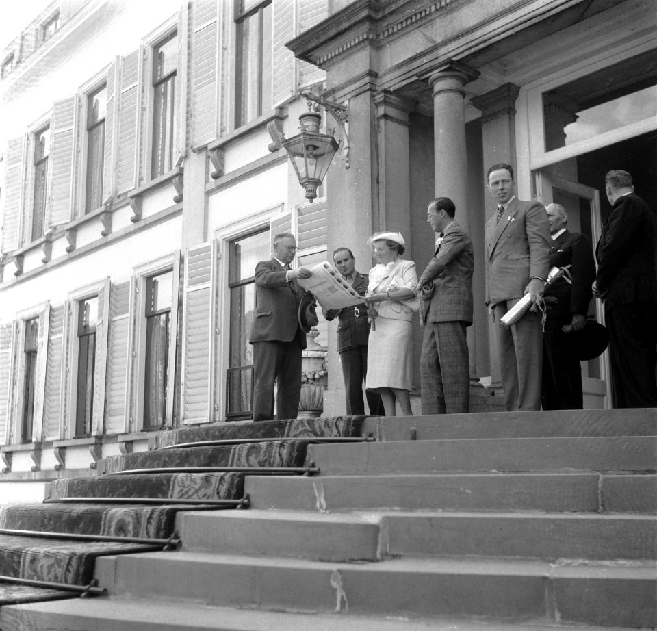 Landelijke Ruiters bieden koningin Juliana de Koningin Oorkonde aan. Op het bord, Bestanddeelnr 904-5856