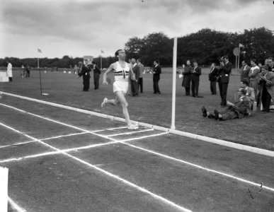 Landenatletiekwedstrijden Nederland tegen Belgie te Bergen op Zoom Roger Moens , Bestanddeelnr 912-7628