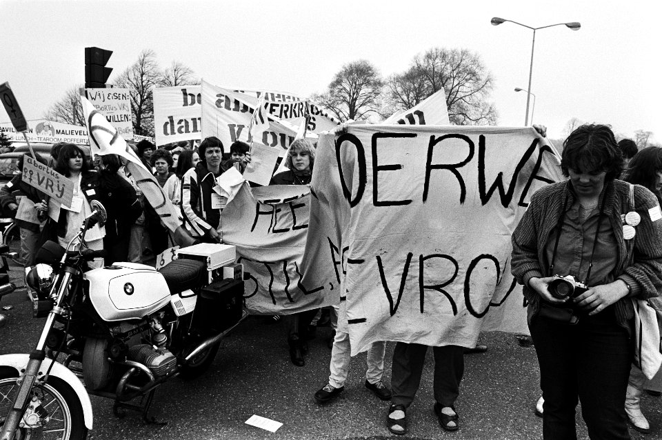 Landelijke vrouwenstakingsdag, in Den Haag werd i.v.m. landelijke vrouwenstakingsdag dem., Bestanddeelnr 931-4038