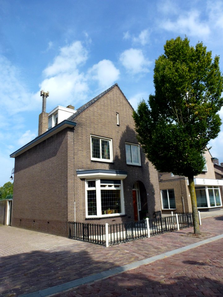 Landerd, Zeeland woonhuis Kerkstraat 11 voor met links