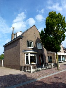 Landerd, Zeeland woonhuis Kerkstraat 11 voor met links