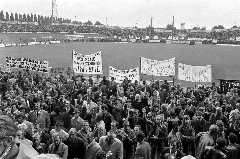 Landelijke protestbijeenkomst van boeren en tuinders in stadion Galgenwaard in U, Bestanddeelnr 927-3785