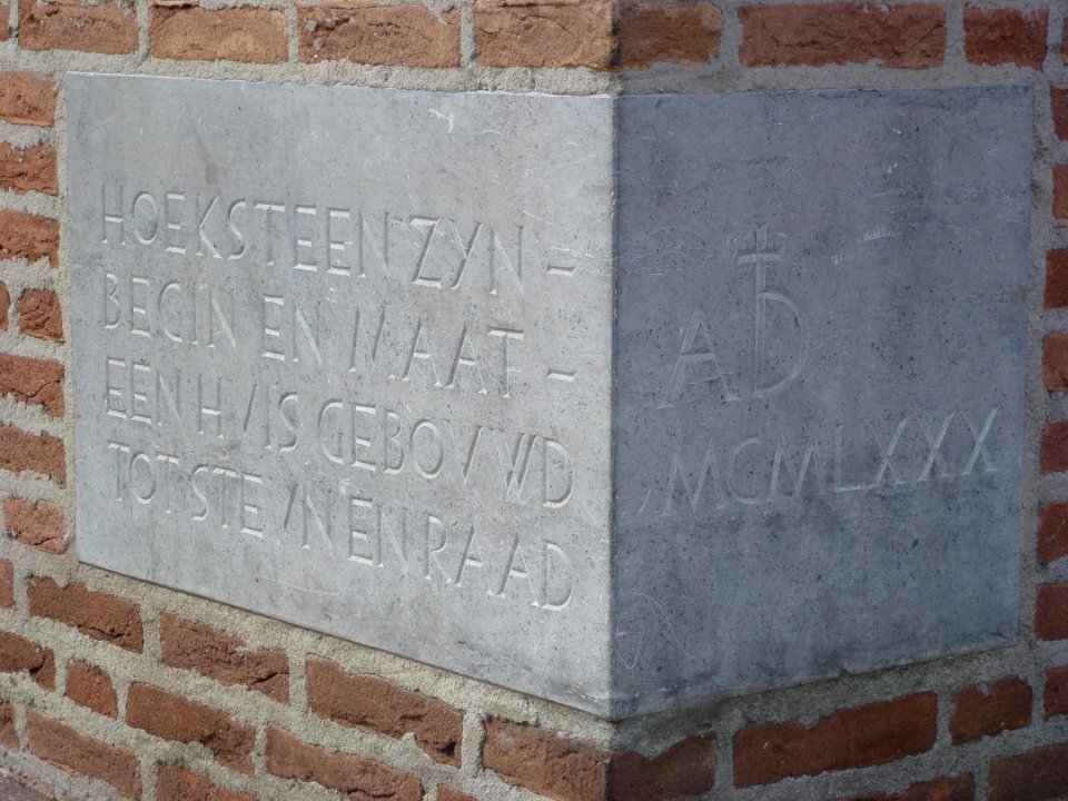 Landerd, Zeeland gemeentehuis gedeelte Bossche School hoeksteen